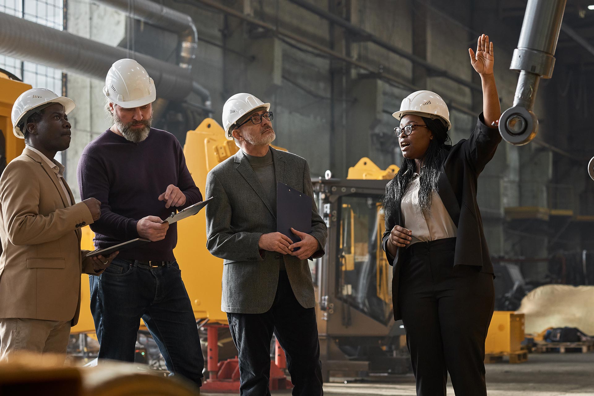 Businesswoman Presenting The Equipment To Colleagu 2022 03 29 23 49 26 Utc.jpg